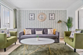 The Olive Nest Lush House in Ashford with Drive